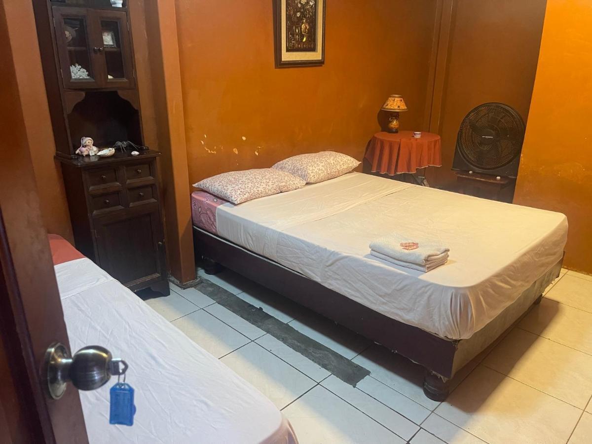 Funky Monkey Hotel Guayaquil Buitenkant foto